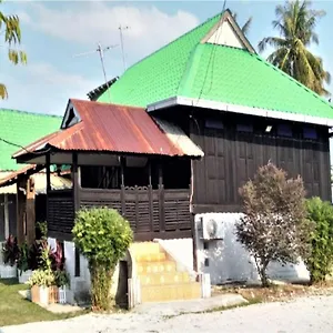 2* Hotel Oyo 90495 Homestay Kampung Kota Aur